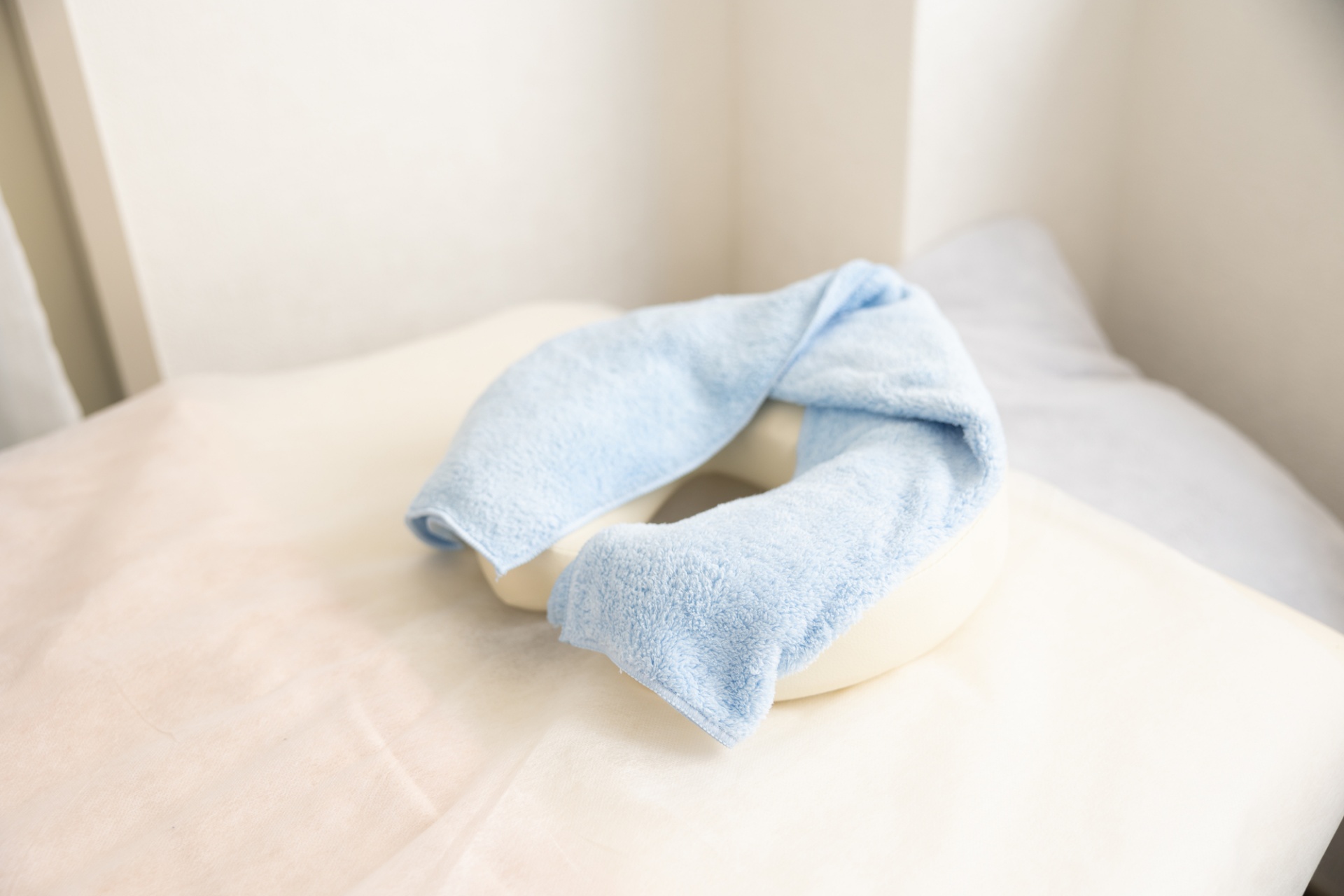 女性の体をほぐす男性スタッフ